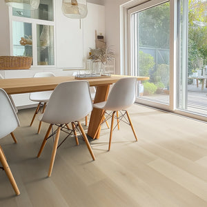lichte beige eiken vloer met een naturel houtstructuur en recht gelegd patroon bestaande uit smalle, lange planken