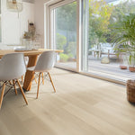 lichte beige eiken vloer met brede planken en subtiele houtstructuur in moderne eetkamer met grote glazen schuifdeuren naar tuin