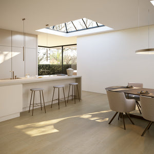 lichte beige eiken vloer met rechte planken en subtiele houtnerfstructuur