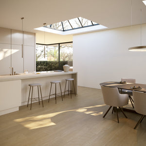 lichte beige eiken vloer met rechte planken en subtiele houtnerfstructuur