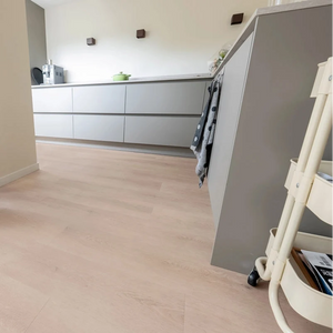 licht beige eiken vloer met brede planken en subtiele houtnerfstructuur