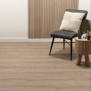 lichte beige eiken vloer met natuurlijke houtstructuur en subtiele noesten in brede planken