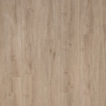 lichte beige eiken vloer met natuurlijke houtstructuur en subtiele noesten in brede planken