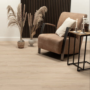 lichte beige eiken vloer met rechte planken en een subtiele houtnerfstructuur zichtbaar