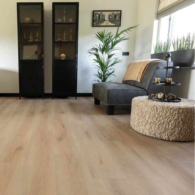 lichte beige eiken vloer met brede planken en subtiele houtnerfstructuur in moderne woonkamer met grijs zitmeubel en zwarte vitrinekasten