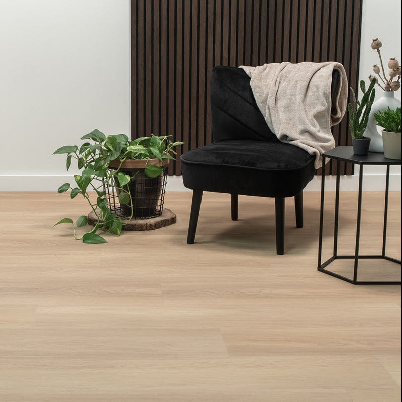 lichte vloer met brede planken in licht beige eiken houtstructuur, zwarte fauteuil met zachte stof en een beige plaid, groene kamerplant in metalen mander, strak zwart bijzettafeltje met planten, minimalistische interieurachterwand met verticale donkere houten lamellen