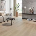 lichte beige eiken vloer met brede planken en een zachte, subtiele houtstructuur in een lichte, natuurlijke kleurtonen in een moderne woonkamer met neutrale inrichting
