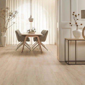 lichte beige eiken vloer met fijne houtnerfstructuur en subtiele knoesten in brede planken patroon