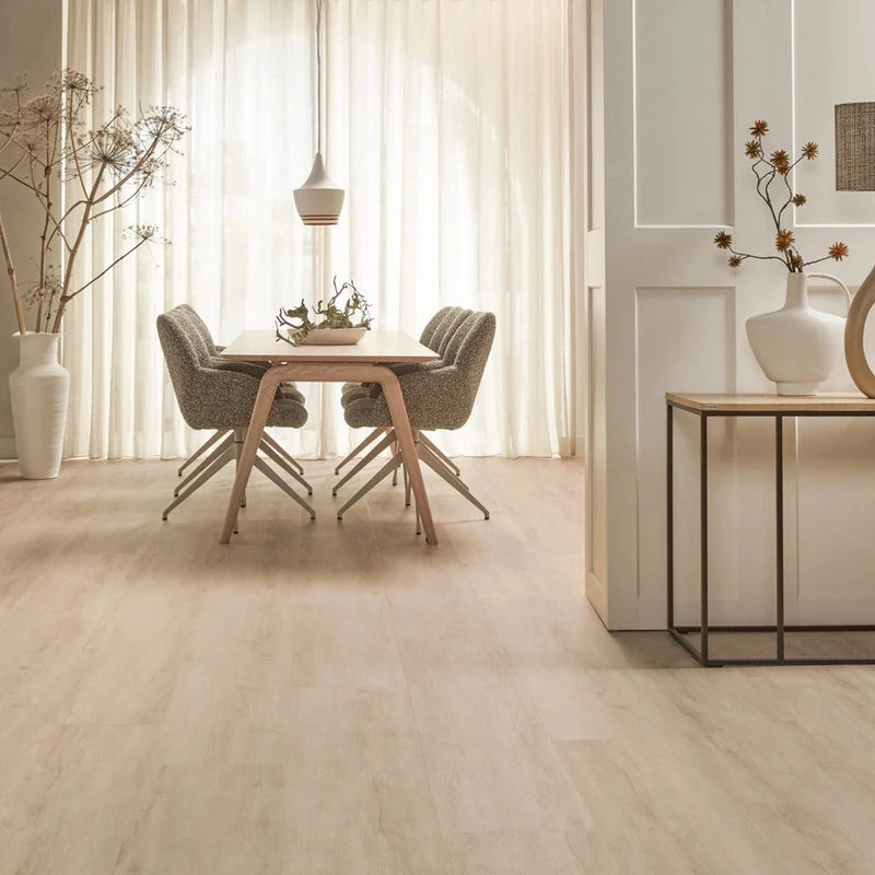 lichte beige eiken vloer met brede planken en subtiele houtstructuur in een lichte, minimalistische eetkamer met moderne grijze gestoffeerde stoelen en houten tafel
