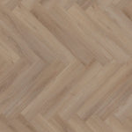 licht beige eiken visgraat vloer met subtiele houtstructuur en brede planken in diagonaal patroon