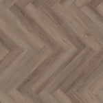 lichte beige eiken vloer met visgraat patroon en subtiele houtnerfstructuur in brede planken