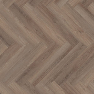 lichte beige eiken vloer met visgraat patroon en subtiele houtnerfstructuur in brede planken