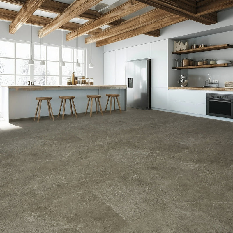 tegelvloer met grote tegels in antraciet grijs met subtiel golvend streeppatroon, moderne keuken met lichte houten plafondbalken en witte keukenkasten met houten werkblad