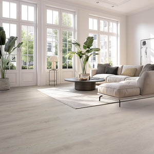Lichtgrijze vloer met houtstructuur en subtiele noesten, brede planken in naturel kleurtoon.