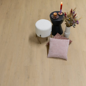 licht beige eiken vloer met subtiele houtstructuur en kleine noesten in brede planken