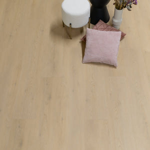 licht beige eiken vloerboard met natuurlijke houtstructuur en subtiele noesten in verticale stroken