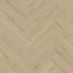 licht beige eiken vloer in visgraatpatroon met een subtiele houtstructuur en brede planken