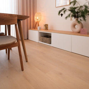 lichte beige eiken vloer met brede planken en een subtiele houtnerfstructuur zonder opvallende knoesten