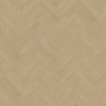 licht beige eiken visgraatvloer met fijne houtnerfstructuur en subtiele kleurverschillen in de planken