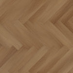 licht eiken visgraatvloer met subtiele houtnerfstructuur en brede planken in een warme beige tint