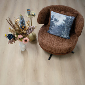 licht beige eiken vloer met brede planken en subtiele houtnerfstructuur in naturel tinten