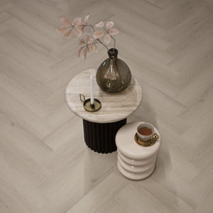 licht beige eiken visgraatvloer met subtiele houtnerfstructuur en matte afwerking