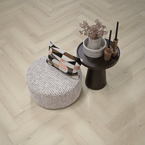 Licht eiken visgraatvloer met subtiele houtstructuur en een natuurlijke, zachte beige tint.