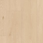 lichte beige eiken vloer met rechte planken en subtiele houtnerfstructuur in natuurlijk patroon