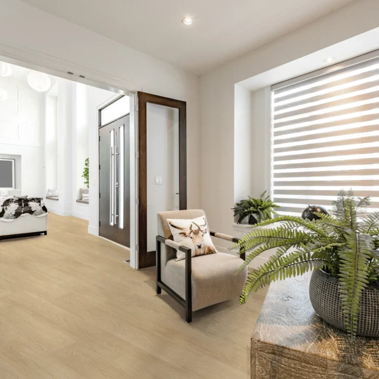 licht eiken vloer met brede planken en subtiele houtnerfstructuur in moderne, lichte woonkamer met beige fauteuil en natuurlijke decoratie