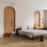 lichte beige eiken vloer met subtiele houtstructuur in brede planken in moderne minimalistische slaapkamer met beige wanden en verticale houten wandpanelen met afgeronde bovenkant naast bed