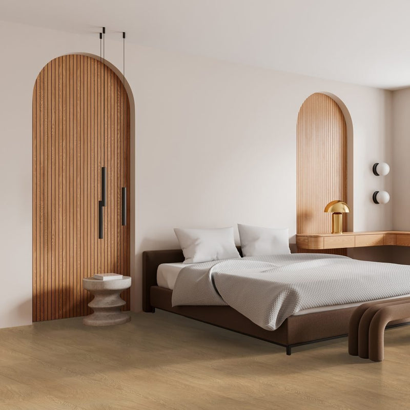 lichte beige eiken vloer met subtiele houtstructuur in brede planken in moderne minimalistische slaapkamer met beige wanden en verticale houten wandpanelen met afgeronde bovenkant naast bed
