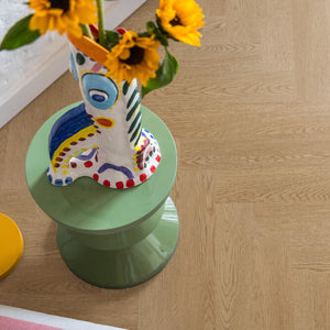licht eiken visgraatvloer met een fijne houtstructuur en warme beige ondertoon