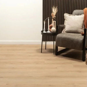 lichte beige eiken vloer met subtiele houtnerfstructuur en brede planken zonder patroon