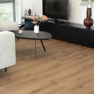 lichte beige eiken vloer met rechte planken en subtiele houtstructuur