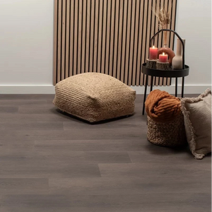 donker grijs bruin eiken vloer met subtiele nerven en knoesten, brede planken met matte structuur