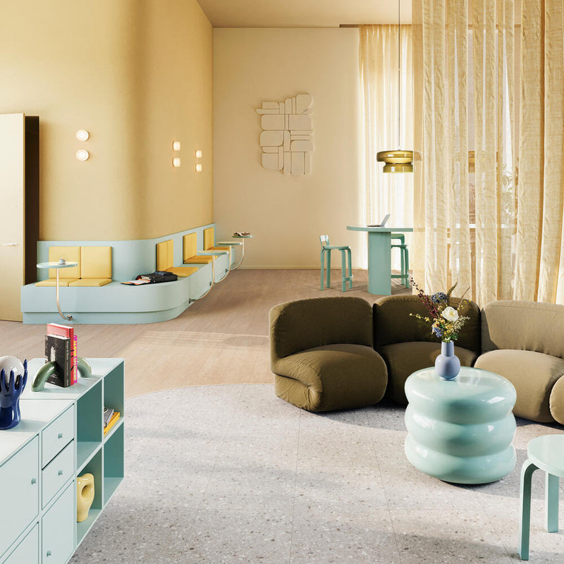 lichte beige tegelvloer met subtiel gemêleerde structuur, aansluitend op licht eiken houten vloer met rechte brede planken in houtpatroon, modern interieur met zacht groen en geel meubilair