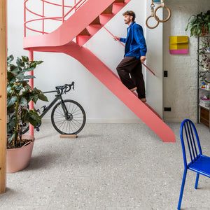 lichtgrijze tegelvloer met kleine terrazzo structuur en verschillende tinten wit, beige en grijs in willekeurig patroon
