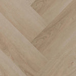 licht eiken visgraatvloer met subtiele houtnerfstructuur en brede planken in een naturel beige tint