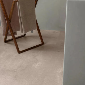 lichte beige tegelvloer met grote natuurstenen tegels en subtiele structuur met fijne natuurlijke korrel in matte afwerking