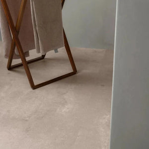 lichte beige tegelvloer met matte structuur en subtiel gemêleerd patroon in grote vierkante tegels