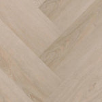 licht beige eiken visgraatvloer met subtiele houtstructuur en matte afwerking