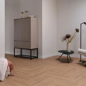 licht eiken visgraatvloer met subtiele houtnerfstructuur en brede planken in een naturel beige tint