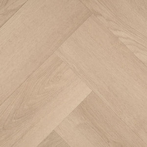 licht beige eiken visgraatvloer met subtiele houtstructuur en matte afwerking