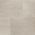 Tegelvloer met grote vierkante tegels in licht beige met subtiel mat oppervlak en fijne korrelstructuur.