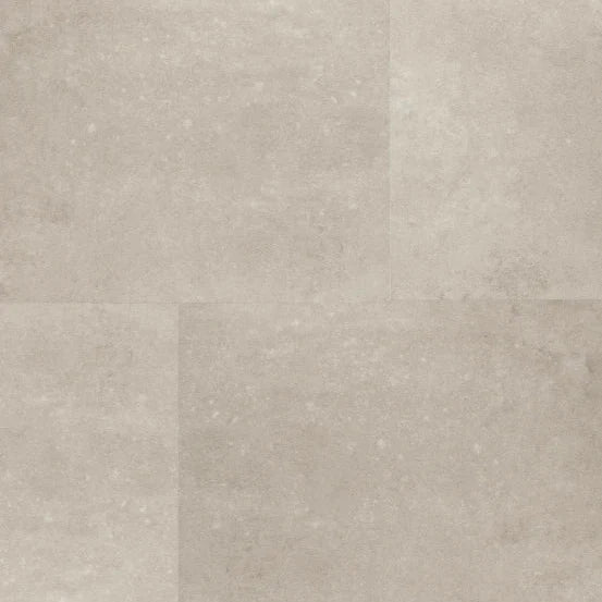 Tegelvloer met grote vierkante tegels in licht beige met subtiel mat oppervlak en fijne korrelstructuur.