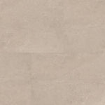 lichte beige tegelvloer met matte structuur en subtiel gemêleerd patroon in grote vierkante tegels