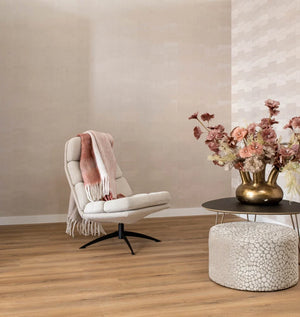 licht beige eiken vloer met natuurlijke houtstructuur en zichtbare noesten in brede planken