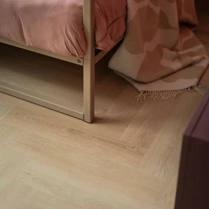 licht beige eiken vloer met visgraatpatroon en fijne houtstructuur