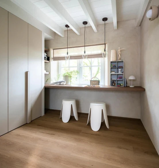 lichte eiken vloer met brede planken en subtiele houtnerfstructuur in een minimalistische werkruimte met wit houten balkenplafond en strak afgewerkte beige muren