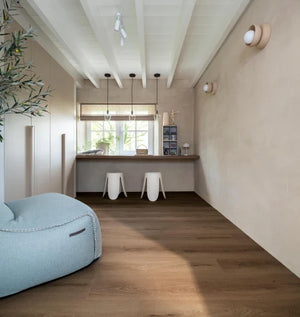 lichte beige eiken vloer met een natuurlijke houtstructuur en zichtbare noesten en nerven in brede planken